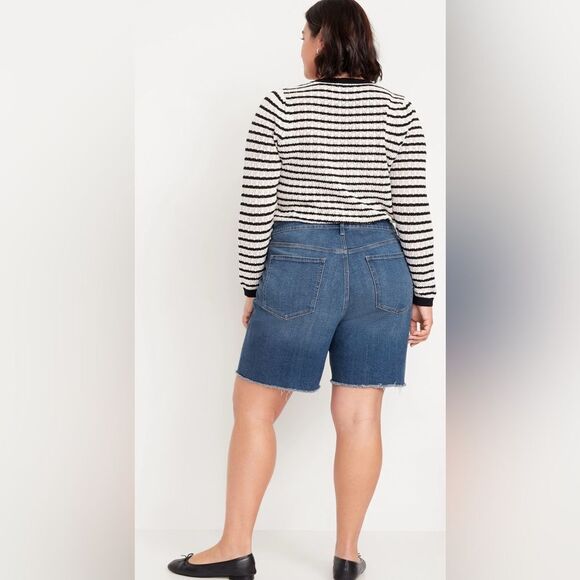 NWT Old Navy Plus Size Curvy O G Straight High Rise Cut Off Denim Shorts Size 28 - Picture 2 of 10